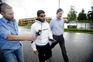SLITER MED JOBB: Bhatti forteller Dagbladet at han har v�rt innom det lokale NAV-kontoret, der anbefalte de han til � ta i mot sosialpenger. - Det er under min verdighet, sier han. Her rett etter l�slatelsen fra Ullersmo fengsel sammen med hans forsvarer John Christian Elden.
Foto: Stian Lysberg Solum / SCANPIX .