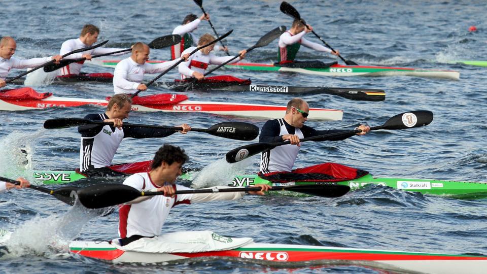 TOK EM-GULL: Jacob Norenberg og Erik Ver�s Larsen (nest n�rmeste b�t) tok EM-gull i Brandenburg. Her fra et verdenscuprenn i Polen. Foto: BOGDAN BOROWIAK / EPA.