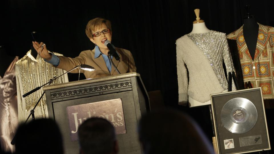 TIL HIMMELS: 21 eiendeler, tidligere eid av Michael Jackson, ble i g�r auksjonert bort i Las Vegas. Samlet salgsum: 1,3 millioner kroner. Foto: AP Photo/Laura Rauch