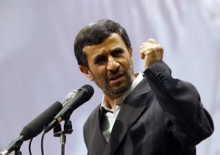 ALLER MEST ENIG MED AYATOLLAH KHAMENEI: Mahmoud Ahmadinejad vant presidentvalget fordi han var den av presidentkandidatene som var aller mest enig med landets �verste leder. Ahmadinejad er endetidsromantiker og venter p� Messias. Foto: AFP PHOTO/ISNA/ARASH KHAMOOSHI