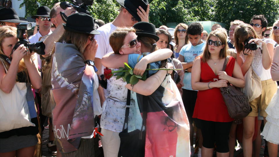  I SORG: Michael jackson var en fantastisk person, sier Caroline With Bj�rnstad (t.v.), en av arrang�rene bak minnemarkeringen for popkongen i dag. Foto: Linn Kongsli Lundervold