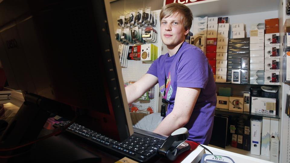 FIKK DOBBELT OPP: Eirik Hatlem Bilet (21) fikk 7100 kroner for mye inn p� konto fredag kveld. To like transaksjoner av skattepengene hans var gjort med f� sekunders mellomrom. Foto: Hans Arne Vedlog
