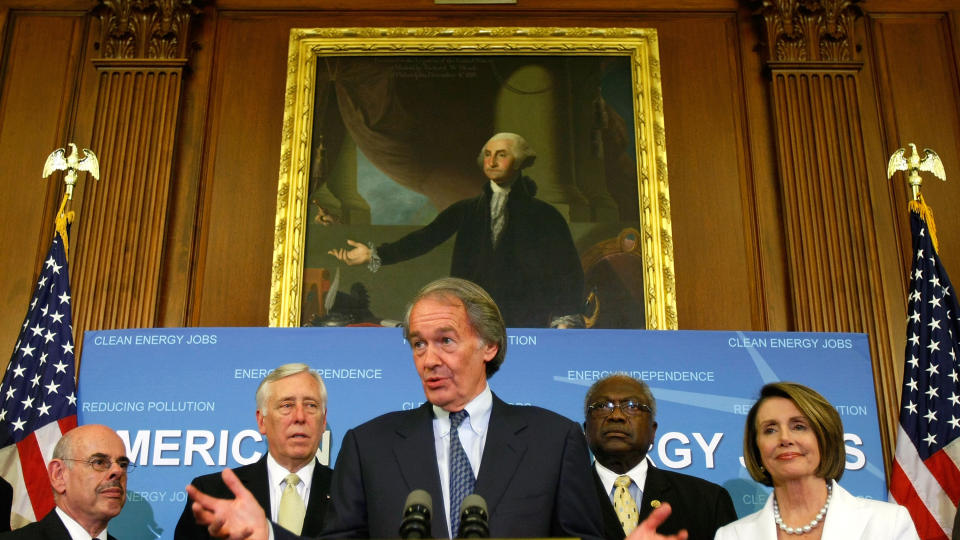 STERK MOTSTAND: Nylig ble USAS nye klimalov vedtatt i Representantenes hus. N� skal den videre i prosessen og inn i senatet. Der regnes motstanden til � v�re sterk.  Alex Wong/Getty Images/AFP