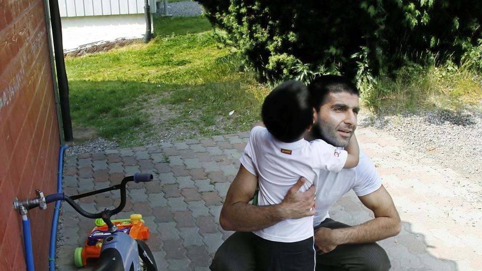 TAR MED BARNA: Arfan Bhatti tar et godt tak rundt s�nnen (3). Han er glad for � v�re hjemme etter tre �r i varetekt. Men �nsker ikke � bli boende i Norge. Foto: Jacques Hvistendahl