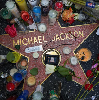 EN SISTE HILSEN: Michael Jacksons stjerne p� Hollywood Boulevard er overstr�dd med hilsener fra fansen. Foto: Scanpix