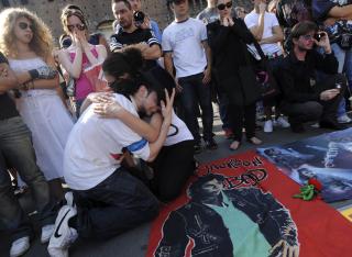S�RGER:Italienske fans s�rger over Michael Jackson. Foto: Scanpix