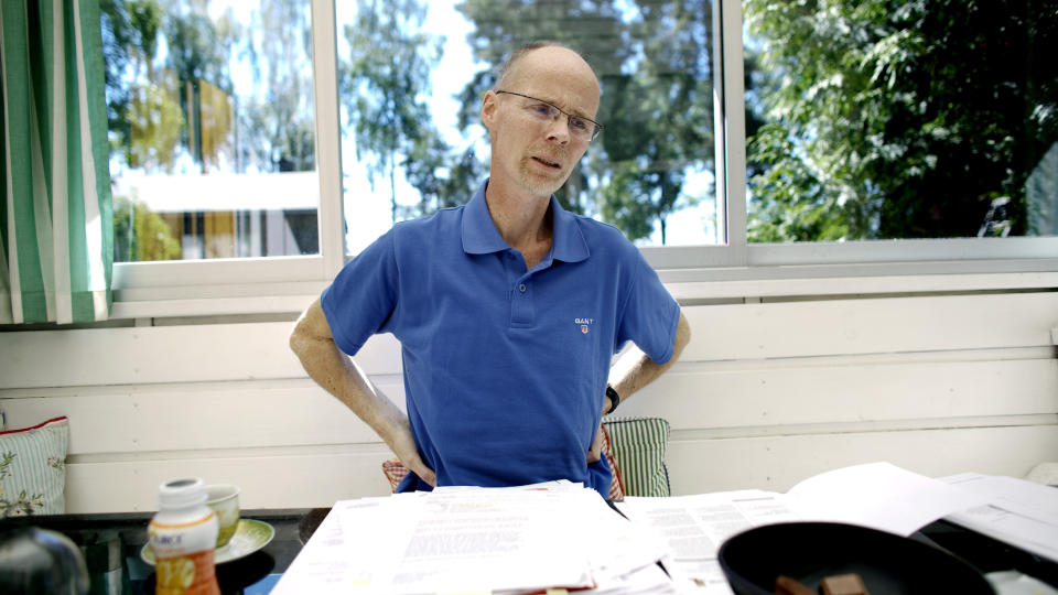 MED DOKUMENTENE: I 30 �r har professor Frode Olsgard blitt utsatt for formalingass p� arbeidsplassen sin p� Biologisk Institutt ved Universitetet i Oslo. Her viser han fram noen av dokumentene som bekrefter at han gang p� gang har fors�kt � varsle om arbeidsforholdene. Olsgard, som er uhelbredelig kreftsyk, har ogs� sendt et oppreisningskrav til UIO. Dette kravet har forel�pig ikke blitt m�tt. Alle foto: Torbj�rn Gr�nning