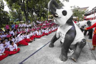 VISES FRAM:  Elefantparken opplyser at malestuntet ble gjort for � hedre elefanten, som er Thailands nasjonaldyr. Foto: AP