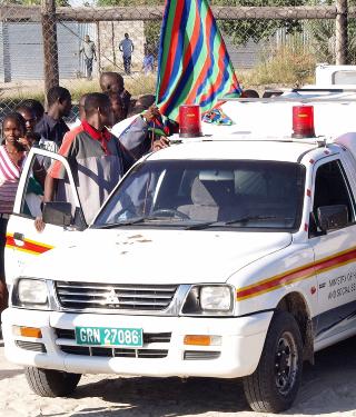 AMBULANSE: Minst ti ungdommer ble skadd i m�tet med politiet i Oshakati. Foto: Torgeir P. Krokfjord/DAGBLADET
