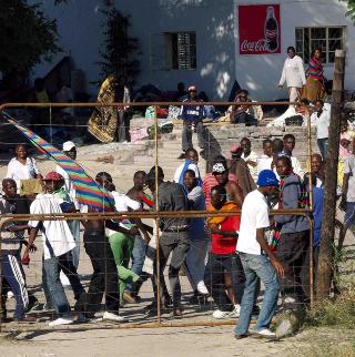 L�PER I FRYKT: Bev�pnet politi skj�t mot demonstrantene. Foto: Torgeir P. Krokfjord/DAGBLADET