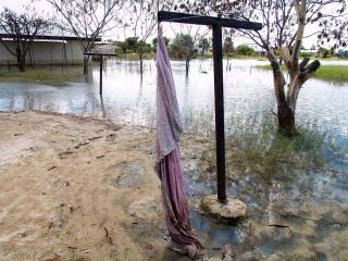 ENSOM MAJESTET: Vannet har ryddet store deler av Ondangwa for liv. Foto: Torgeir P. Krokfjord/DAGBLADET
