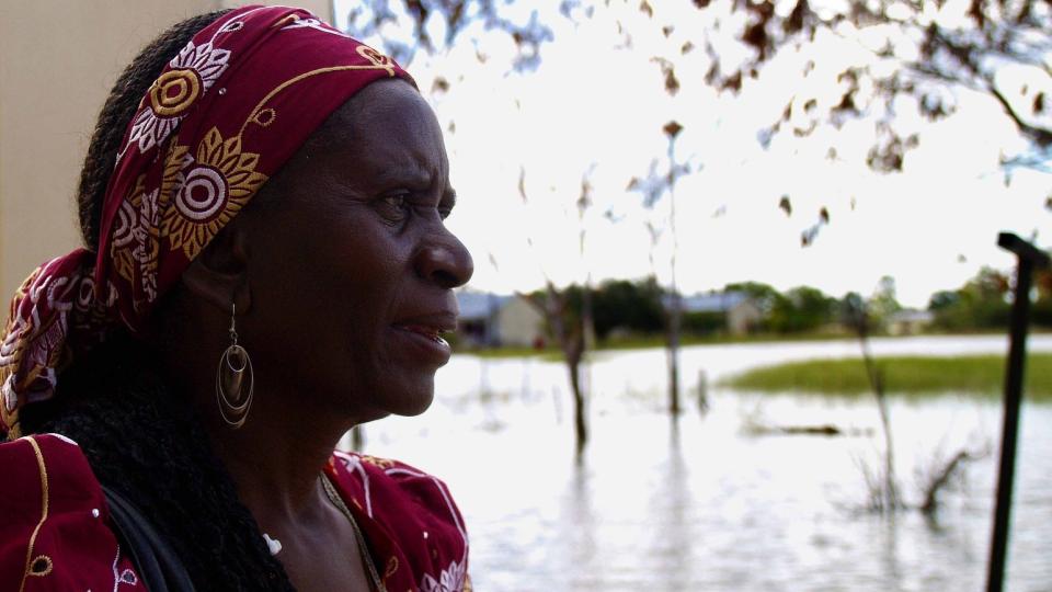 SKUER UT OVER VANNMASSENE: Rosalinde Ndiili overlevde d�dsflommen i Namibia, men konstaterer at lokalsamfunnet har lidd store tap. Foto: Torgeir P. Krokfjord/DAGBLADET
