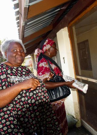 TAR SKADENE I �YESYN: Ndiili og Nekundi bes�ker pleiehjemmet i Ondangwa. Foto: Torgeir P. Krokfjord/DAGBLADET
