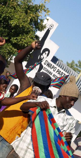 T�REGASS: En ung demonstrant holder seg for nesa under demonstrasjonen i Oshakati. Ungdommene f�dt av frigj�ringssoldater havner mellom barken og veden - de st�tter den tidligere frigj�ringsbevegelsen Swapo, men f�ler seg samtidig sviktet av partiet. Foto: Torgeir P. Krokfjord/DAGBLADET