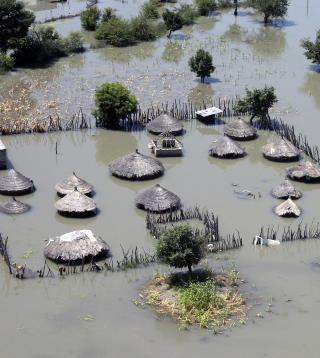 ENORME VANNMASSER: Slik s� det ut i Oshikango i mars. Foto: AP Photo / Dirk Heinrich /Scanpix