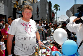 VILLE D� FOR MICHAEL: Mark Noble (51) har lagt ned en tv, en stereo og fire dusin blomster p� Michael Jacksons stjerne p� Hollywood Walk of Fame i Hollywood. - �Gud, hvorfor kunne ikke jeg d� og ikke ham�, sp�r jeg, sier han til Dagbladet. Foto: GEIR BARSTEIN