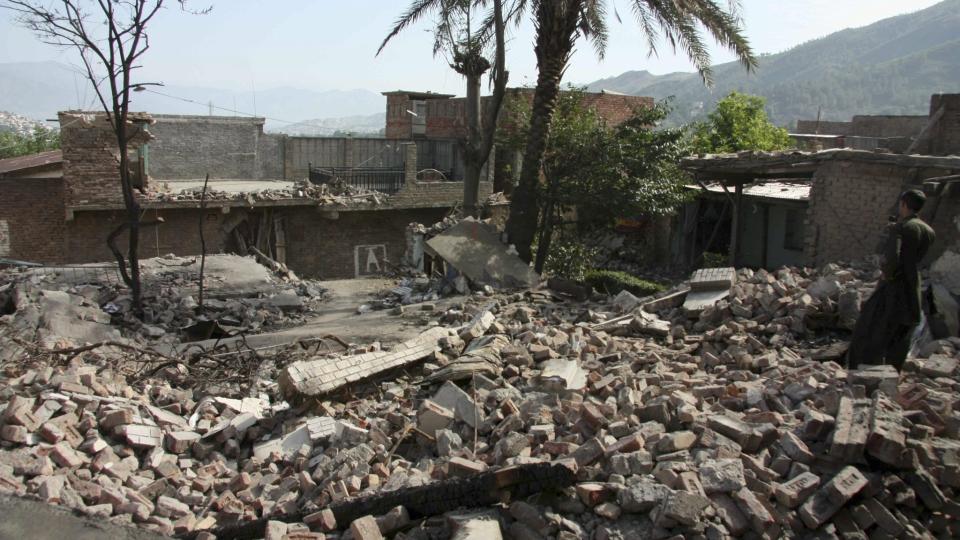  NY URO:  De ferskeste bildene fra urolige Nord-Pakistan kom de internasjonale byr�ene fredag. Da sa myndighetene at det var ro - her ruinene fra et bombet hus i byen Mingora i Swatdalen. I dag bomber pakistanske jagerfly flre m�k i omr�det for � finne Taliban-lederen Baitullah Mehsud.  Foto: RASHID IQBAL, EPA/SCANPIX.