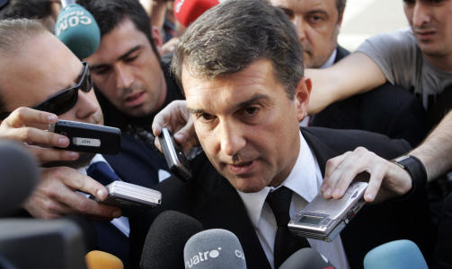 L�GN? Eto'os agent mener Barcelona-president Joan Laporta lyver om pengesummene i spillet om Samuel Eto'o.Foto: Riccardo De Luca, AP/Scanpix