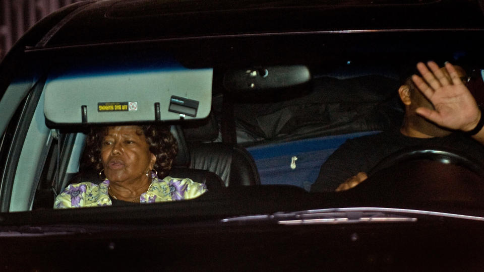 BEKYMRET FOR S�NNEN: Katherine Jackson og resten av familien pr�vde � hjelpe s�nnen Michael inn p� avrusning. Det nektet han. Foto: AFP PHOTO/PAUL J. RICHARDS