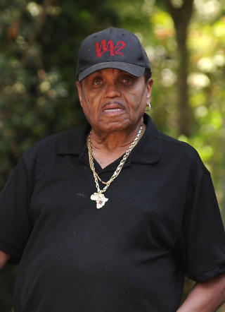 - SKITTEN SPILL: Faren Joe Jackson aviser heller ikke at s�nnen hans ble drept. Foto: AFP PHOTO/Robyn BECK