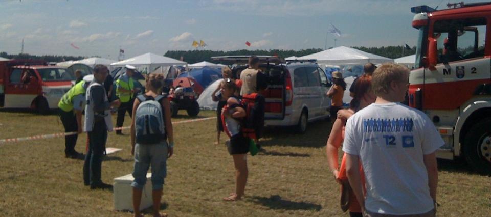 OMR�DET EVAKUERT: Flere hundre festivaldeltakere ble i formiddag evakuert fra festivalomr�det etter at politiet fikk melding om funn av en bombeliknende gjenstand p� den midlertidige togstasjonen i Roskilde. Omkring 20 MMS-foto: HELGE BRO MATLAND
