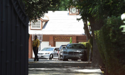 HIT VIL BARNA: Hvis barna f�r det slik de vil, blir dette deres neste hjem. Jackson-familiens hus i Encino. 20 minutter unna Los Angeles. Foto: AFP PHOTO / ROBYN BECK