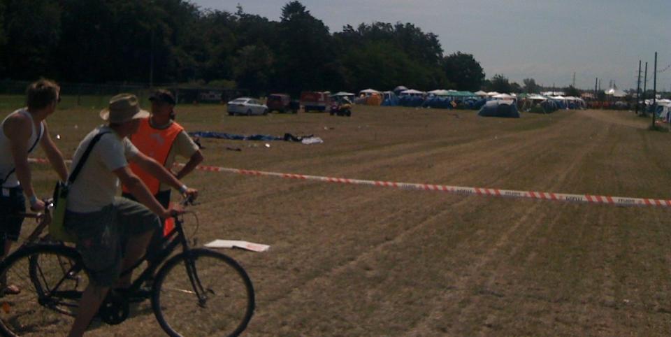 OMR�DET EVAKUERT: Flere hundre festivaldeltakere ble i formiddag evakuert fra festivalomr�det etter at politiet fikk melding om funn av en bombeliknende gjenstand p� den midlertidige togstasjonen i Roskilde. MMS-foto: HELGE BRO MATLAND