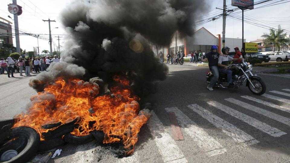 DEMONSTRERER: Mange demonstranter protesterer mot kuppet som i dag ble gjort mot Honudras president Manuel Zelaya.  Foto: REUTERS/Oswaldo Rivas