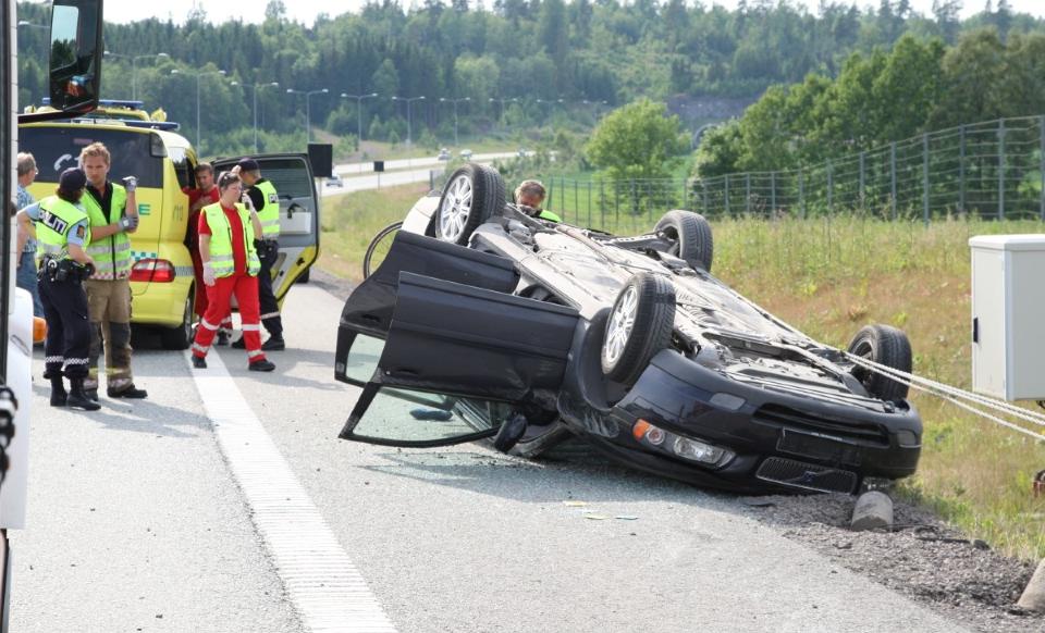 SOVNA: Her endte ferden til en familiemann p� 35 �r fra Stabekk. Politiet mistenker han for � ha sovnet bak rattet. Med han i bilen var en kvinne p� 30 �r, og ei jente p� ett �r. FOTO: Stener Kalberg