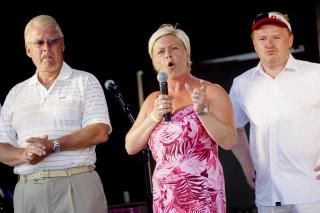STARTET:  Carl I. Hagen, Siv Jensen og Per Sandberg under valgkamp�pningen til Frp i B� i Telemark i formiddag. FOTO: SCANPIX