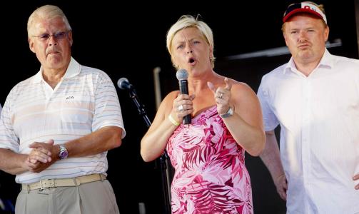 FRP-Støtte: Carl I. Hagen, Siv Jensen, Per Sandberg og resten av Frp-ledelsen har flere ganger gitt Human Rights Service støtte. Hagen sier han er stolt over å ha bidratt, og tror ikke på anklagene rundt organisasjonen. FOTO: SCANPIX
Foto: Stian Lysberg Solum / SCANPIX FRP-Støtte: Carl I. Hagen, Siv Jensen, Per Sandberg og resten av Frp-ledelsen har flere ganger gitt Human Rights Service støtte. Hagen sier han er stolt over å ha bidratt, og tror ikke på anklagene rundt organisasjonen. FOTO: SCANPIX
Foto: Stian Lysberg Solum / SCANPIX