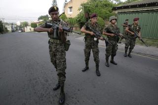 BLOKKERER: Hondurianske soldater blokkerer gaten n�r hjemmet til Honduras president Manuel Zelaya. Foto: REUTERS/Oswaldo Rivas