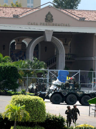 KUPPET HUSET: Milit�re styrker har tatt over presidenthjemmet i Honduras. AFP PHOTO Orlando SIERRA.