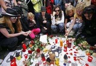 S�RGENDE FANS: Fans over hele verden s�rger etter Michael Jacksons d�d. Foto: Scanpix
