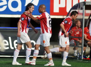 ENDELIG TROMS�-JUBEL:
Adriano Munoz blir gratulert av Duglas Sequeira under eliteseriekampen i fotball mellom Troms� og Aalesund p� Alfheim Stadion Troms� s�ndag kveld. Til h�yre, �ge Yndestad.
Foto: Rune Stoltz Bertinussen / SCANPIX