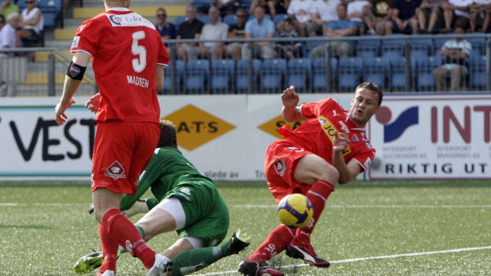 TOK F�RINGEN:Admir Rasic gir Sandefjord ledelsen under s�ndagens eliteseriekamp p� Marienlyst stadion i Drammen. Godset kom tilbake og reddet et poeng i solsteika.
Foto: Terje Bendiksby / SCANPIX