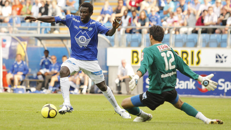 GREP OM ANDREPLASSEN: Odd spilte uavgjort og Mame Biram Diouf og Molde benyttet anledningen til � knuse Lyn. Foto: Svein Ove Ekornesv�g / SCANPIX
