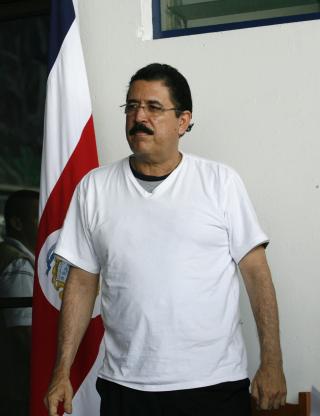 PRATET MED PRESSEN: Honduras' president Manuel Zelaya kom p� en pressekonferanse p� Juan Santamaria flyplass i Alajuela. Foto: REUTERS/Juan Carlos Ulate