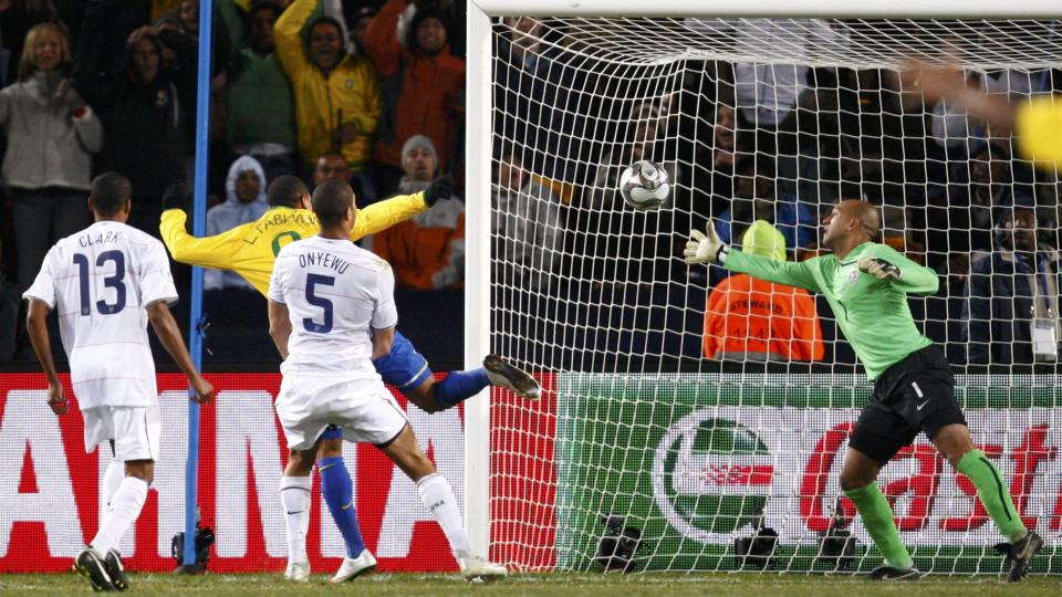 DAGENS MANN:Luis Fabiano sk�ret to m�l da Brasil snudde kampen mot Brasil og vant Pr�ve-VM i S�r Afrika.  Her m� den amerikanske keeperen Tim Howard innse at ballen g�r over linja til utlikning.  Foto: REUTERS