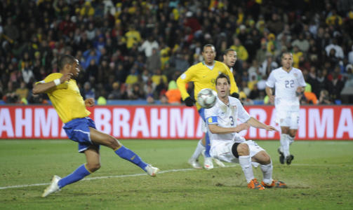 NESTEN: Robinho var aktiv etter pausen i finalen mot USA. Her avslutter han mot USA-keeper Tim Howard f�r Fabiano banker inn returen.  Foto: AFP