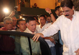 SATT P� FLY TIL COSTA RICA;  Honduras president Manuel Zelaya ble satt p� et fly til Costa Rica etter kuppet. Foto:  AFP PHOTO / LUIS RUEDA/Scanpix