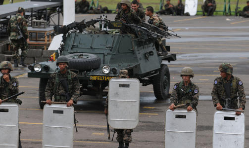 KUPP:  Honduranske soldater oppstilt foran presidentpalasset i Tegucigalpa etter kuppet mot president Manuel Zelaya. Foto:  AFP PHOTO/ Jose CABEZAS/Scanpix