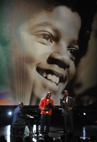 HYLLET MICHAEL: Jamie Foxx og Ne-Yo fremf�rte �I'll Be There� under BET Awards.  (AP Photo/Chris Pizzello)