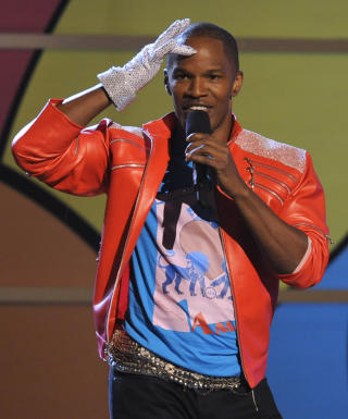 JAMIE FOXX: Kveldens vert, Jamie Foxx, i en klassisk Billie Jean jakke og Michael-hansker. (AP Photo/Chris Pizzello)
