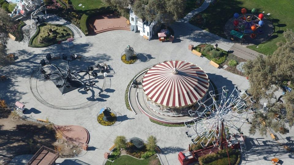 SPEKULASJONER RUNDT BEGRAVELSE: Det er flere spekulasjoner rundt hvorvidt Michael Jackson vil begraves i forn�yelsesparken Neverland. Foto: EPA/ARMANDO ARORIYO