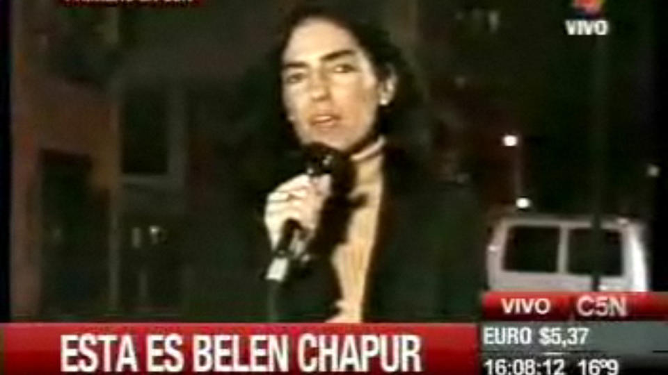 DEN ARGENTINSKE ELSKERINNEN: Maria Belen Chapur arbeidet som tv-reporter i kanalen C5N i 2001. Her rapporterer hun fra terrorangrepene i New York i september 2001. Chapur innr�mmet forholdet til S�r-Karonlinas guvern�r Mark Sanford i g�r s�ndag. Foto: AP Photo/C5N TV
