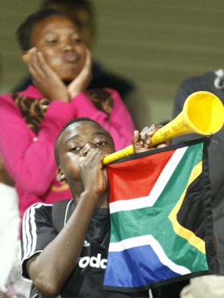 UNGE SOM GAMLE: En yngre supporter markerer sin st�tte til Vuvuzela-saken f�r kampen mellom Spania og New Zealand.Foto: SCANPIX/REUTERS/Siphiwe Sibeko