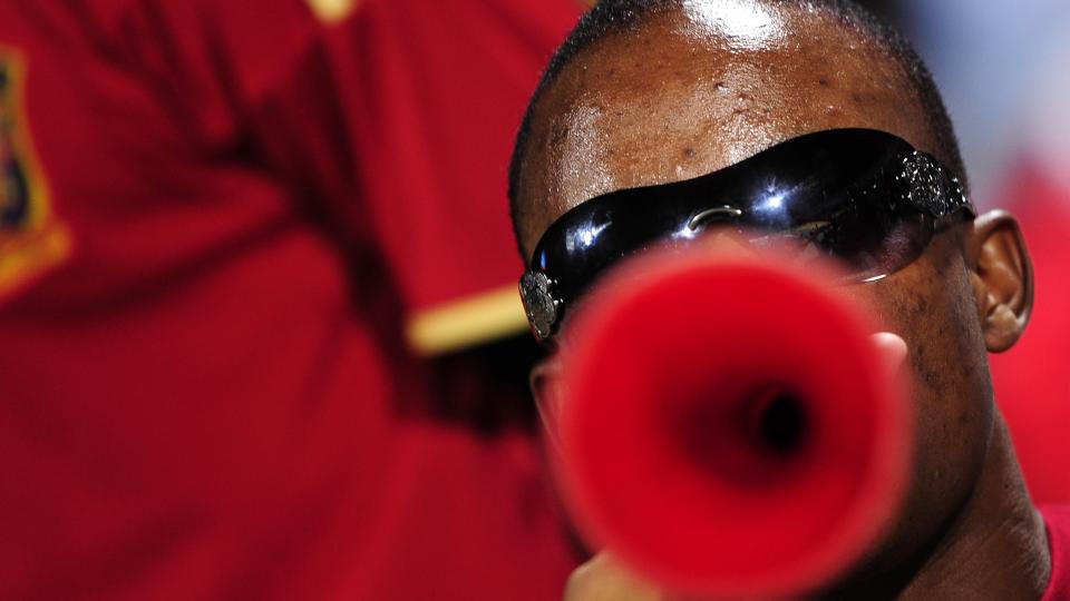 ET HORN I SIDEN: Vuvuzela-trompeter har st�tt for lydsporet til Confederations Cup i S�r-Afrika. B�de tv-selskaper og fotballfolk ber n� FIFA om � unders�ke nok en gang om det er muligheter for � f� stoppet levenet. S�rafrikanske fans kjemper p� sin side for � f� lov til � st�tte laget sitt som de selv vil. Foto: SCANPiX/REUTERS/Dylan Martinez