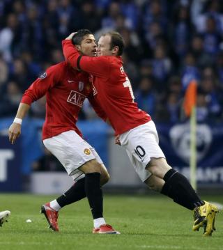 TVUNGET UT TIL VENSTRE: Med Ronaldo i United fikk Rooney ofte plassen p� andre kanten i et 433-system. Foto: REUTERS/Miguel Vida
