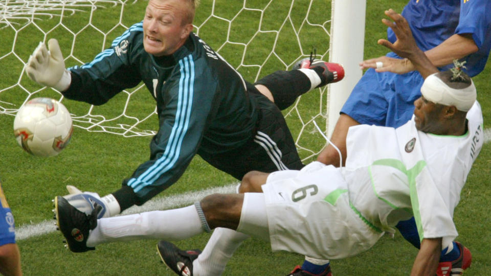 VM-KEEPER: Sveriges tidligere landslagskeeper Magnus Hedman i kamp om ballen med Nigerias Taribo West i Kobe under VM i 2002. Foto: Kimimasa Mayama, Reuters/Scanpix